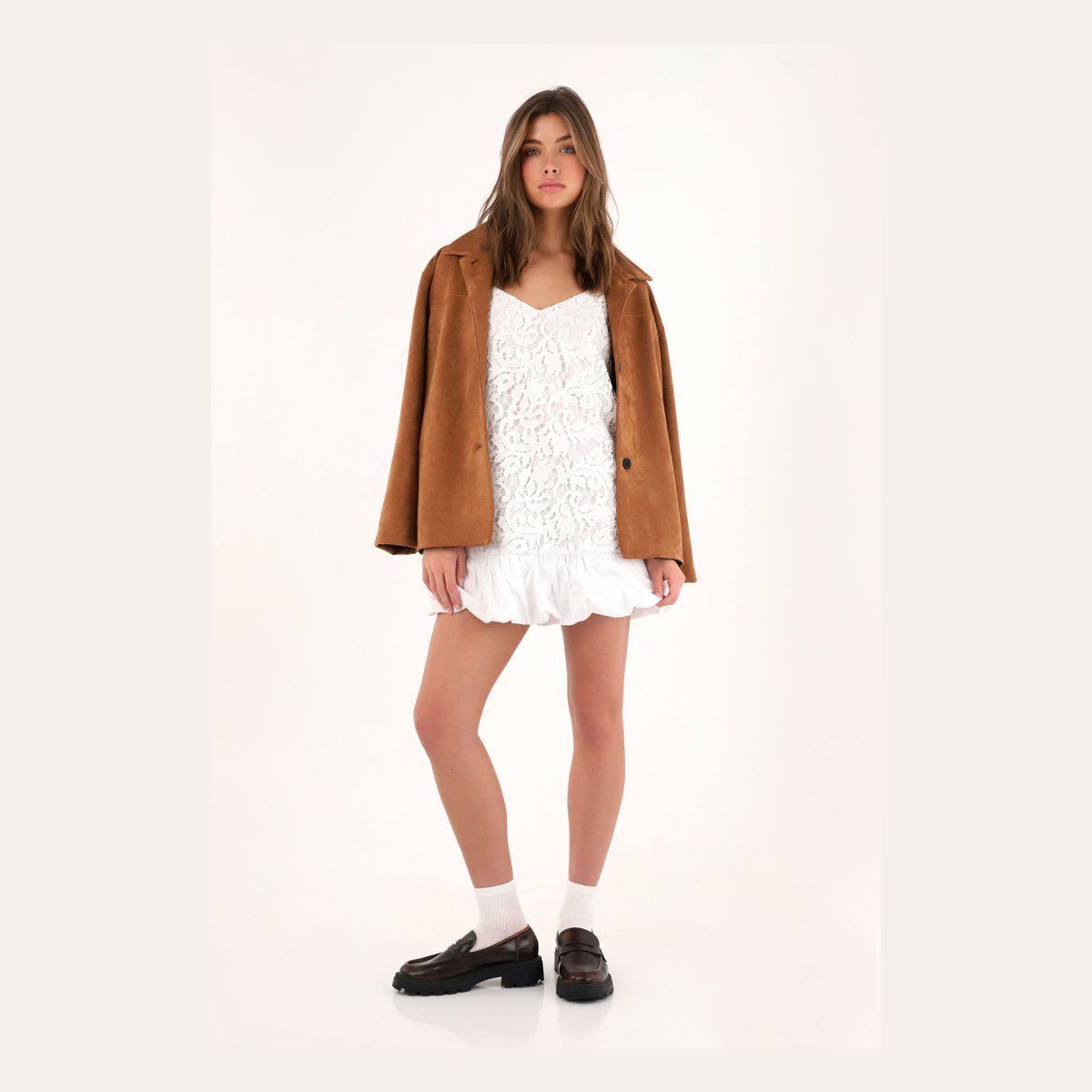 Vestido corto con ruedo englobado crudo Tennis